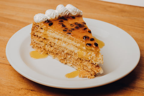 Torta chilena de cheescake de maracuyá porción