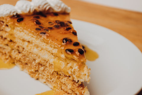 Torta chilena de cheescake de maracuyá porción