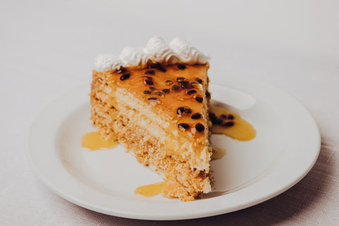 Torta chilena de cheescake de maracuyá porción